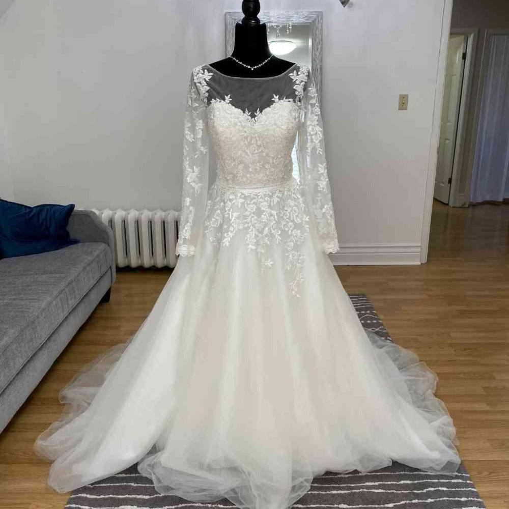 Elegant Long Sleeve Lace Wedding Dress in White